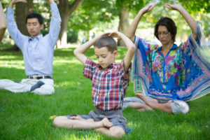 niños meditando